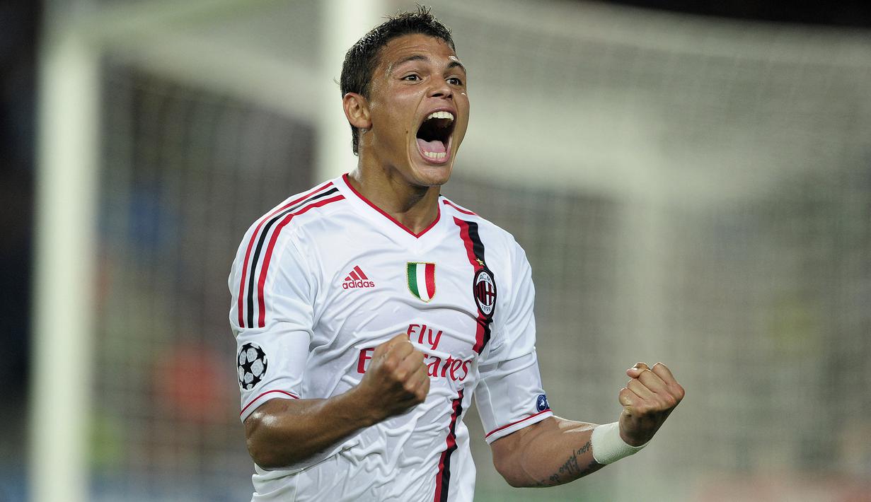 Selebrasi bek AC Milan, Thiago Silva setelah mencetak gol ke gawang Barcelona pada laga penyisihan grup Liga Champions 2011/2012 di Camp Nou Stadium, Barcelona (13/9/2011). Thiago Silva. Thiago Silva menghabiskan total 3 musim membela AC Milan sejak didatangkan dari Fluminense pada tengah musim 2008/2009 dengan mahar 10 juta euro. Pada awal musim 2012/2013 AC Milan melepasnya ke PSG dengan nilai transfer 42 juta euro atau kini setara Rp687 miliar. (AFP/Josep Lago)