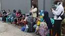 Warga saat akan dibawa ke wisma atlet di Jalan As-Syafiiyah, Cipayung, Jakarta, Jumat (21/5/2021). Klaster Halal Bihalal di Cipayung bertambah 32 orang dari 51 orang menjadi 83 orang terpapar COVID-19 perhari ini. (Liputan6.com/Herman Zakharia)