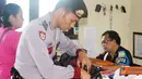 Citizen6, Cilacap: Untuk memerangi peredaran narkoba di Nusakambangan makan Polres Cilacap melakukan pemeriksaan di pintu-pintu masuk Lapas. Termasuk memeriksa pembesuk maupun petugas lapas Nusakambangan. (Pengirim: Humas Cilacap)