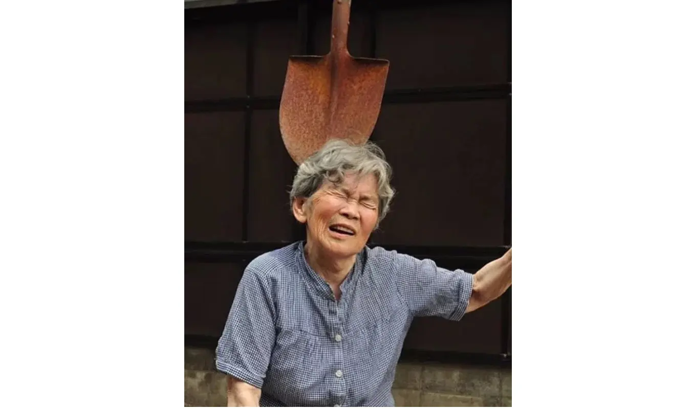 Kimiko Nishimoto, nenek 89 tahun ini berfoto selfie dengan berbagai pose dan kostum kocak dan kreatif (Sumber: Peta Pixel).