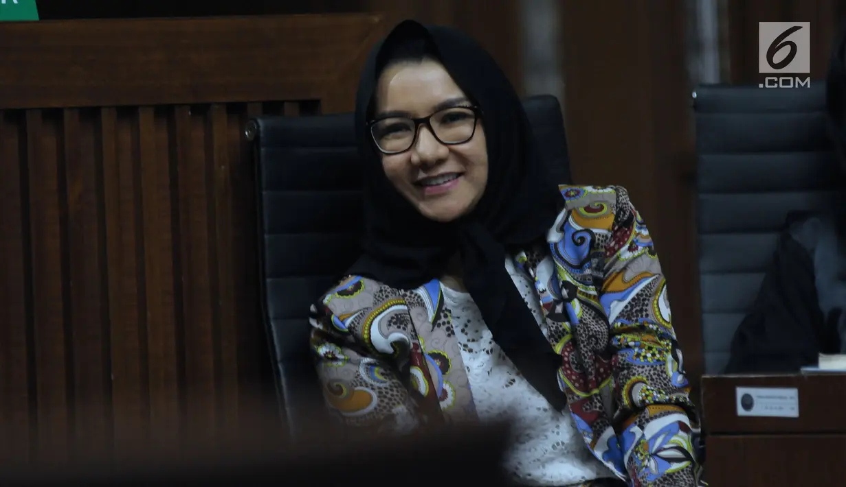 Terdakwa gratifikasi pemberian izin lokasi perkebunan kelapa sawit, Rita Widyasari saat menyimak keterangan saksi pada sidang lanjutan di Pengadilan Tipikor, Jakarta, Rabu (23/5). Sidang mendengar keterangan saksi. (Liputan6.com/Helmi Fithriansyah)
