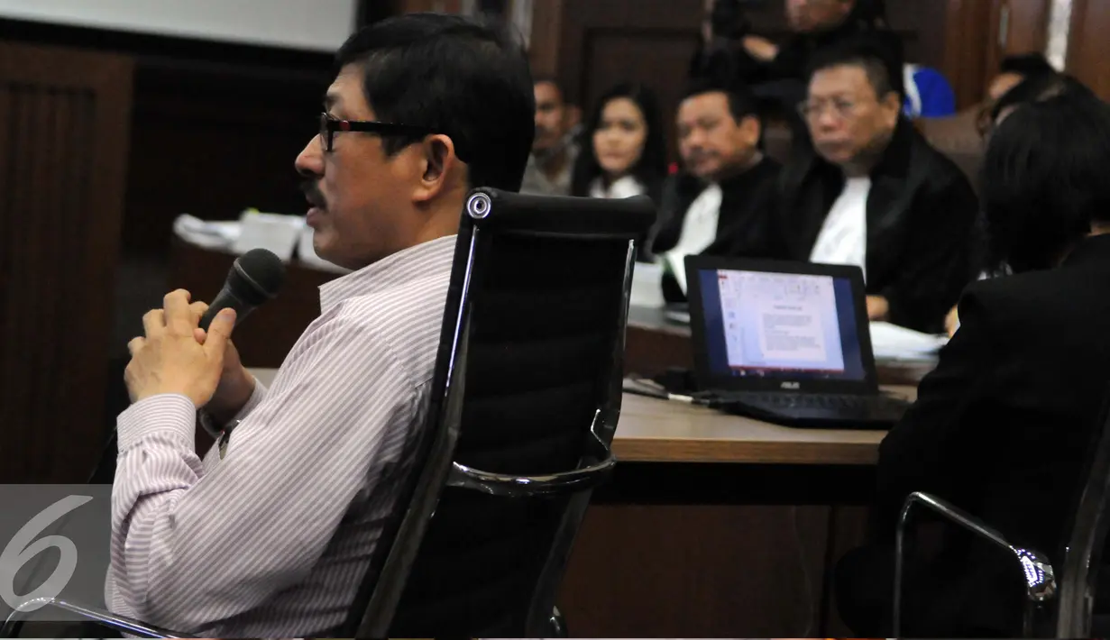 Ahli Patologi Forensik RSCM, Djaja Surya Atmadja memberikan kesaksian di sidang lanjutan kasus pembunuhan Wayan Mirna Salihin, Jakarta, Rabu (7/9). Menurut Djaya sianida ada di lambung setiap orang. (Liputan6.com/Helmi Afandi) 