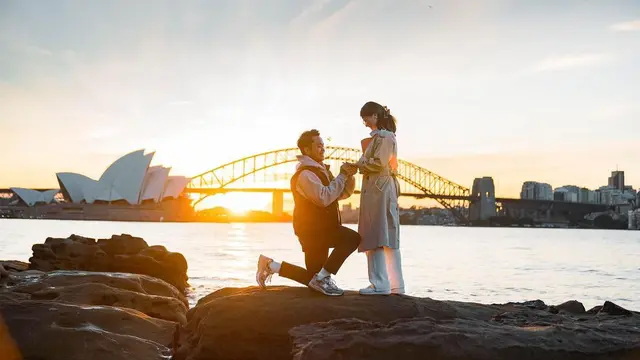 Anthony Sinisuka Ginting Melamar Mitzi Abigail dengan Latar Gedung Opera Sydney Australia (Foto: instagram sinisukaanthony)