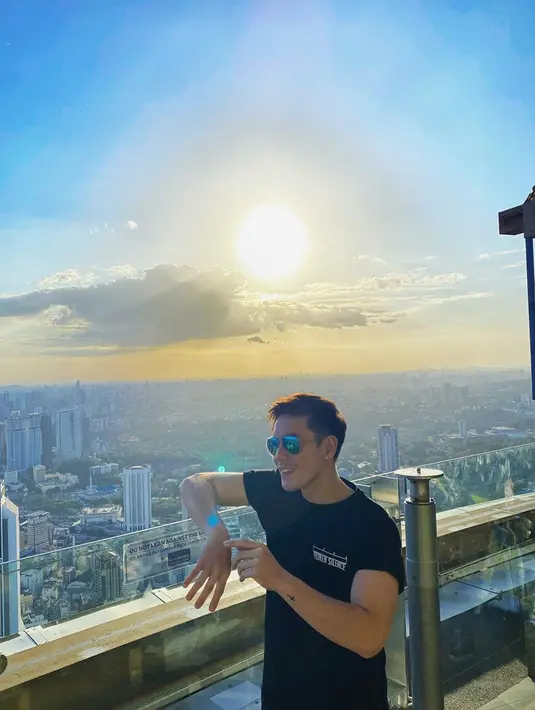Pria kelahiran Surabaya ini kerap tampil dengan busana casual. Meski hanya menggunakan kaos berwarna hitam, penampilan suami Audi Marissa dengan aksesoris kacamata hitam ini tetap memukau. (Liputan6.com/IG/@anthonyxie_)