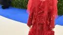 Tampilan Katy Perry di Met Gala 2017 memang begitu unik. Pakaian yang serba merah, ditambah dengan tutup kepala yang menjuntai menutupi wajahnya ini membuat Katy begitu unik. (AFP/Bintang.com)