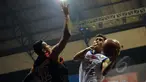 Pebasket Aspac Jakarta, Fandi Ramadhani (kiri) berusaha menghalangi gerakan pemain SM Britama, Hardianus di laga NBL Championship 2015 di Jakarta, Senin (4/5/2015). SM Britama unggul 59-53 atas Aspac Jakarta. (Liputan6.com/Helmi Fithriansyah)