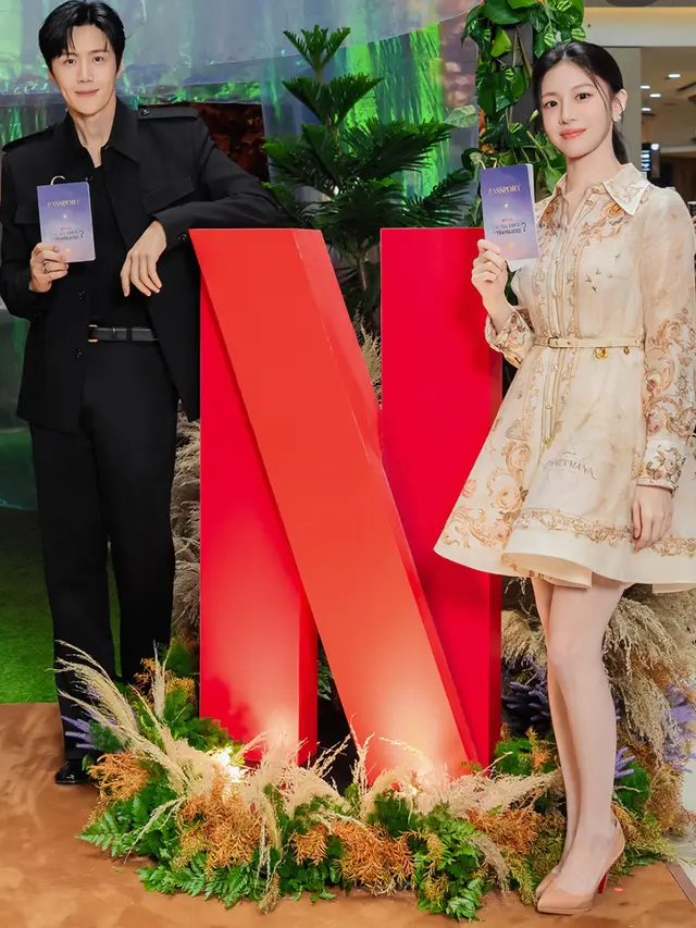 Kim Seon-ho dan Go Youn-jung tampil dengan gaya formal. Dok. Netflix