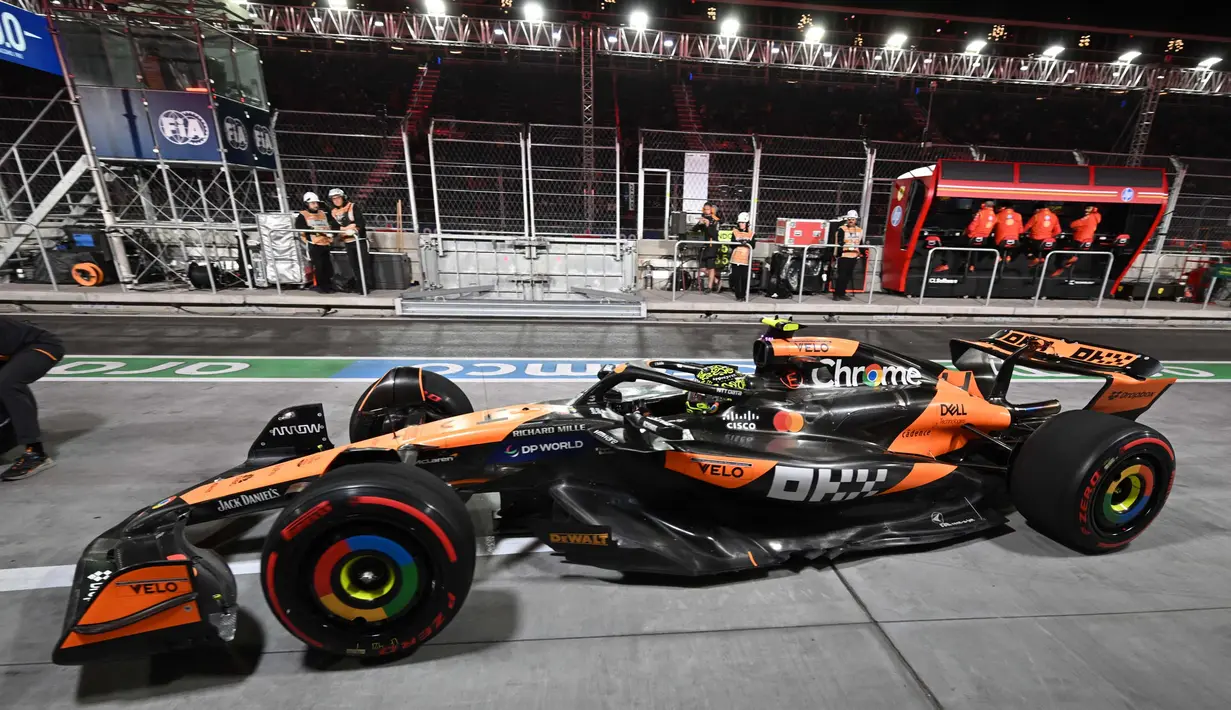 Grand Prix Las Vegas menjadi ujian ketahanan tersendiri bagi tim F1. Tampak dalam foto, pembalap McLaren asal Inggris, Lando Norris melakukan pit stop saat sesi latihan pertama Grand Prix Formula 1 Las Vegas pada 21 November 2024 di Las Vegas, Nevada. (Patrick T. Fallon/AFP)