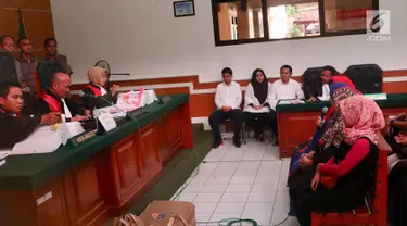 Tiga terdakwa kasus dugaan penipuan First Travel mendengarkan keterangan saksi di Pengadilan Negeri Depok, Jawa Barat, Senin (19/3). Sidang digelar dengan agenda mendengarkan keterangan 13 orang saksi. (Liputan6.com/Immanuel Antonius)