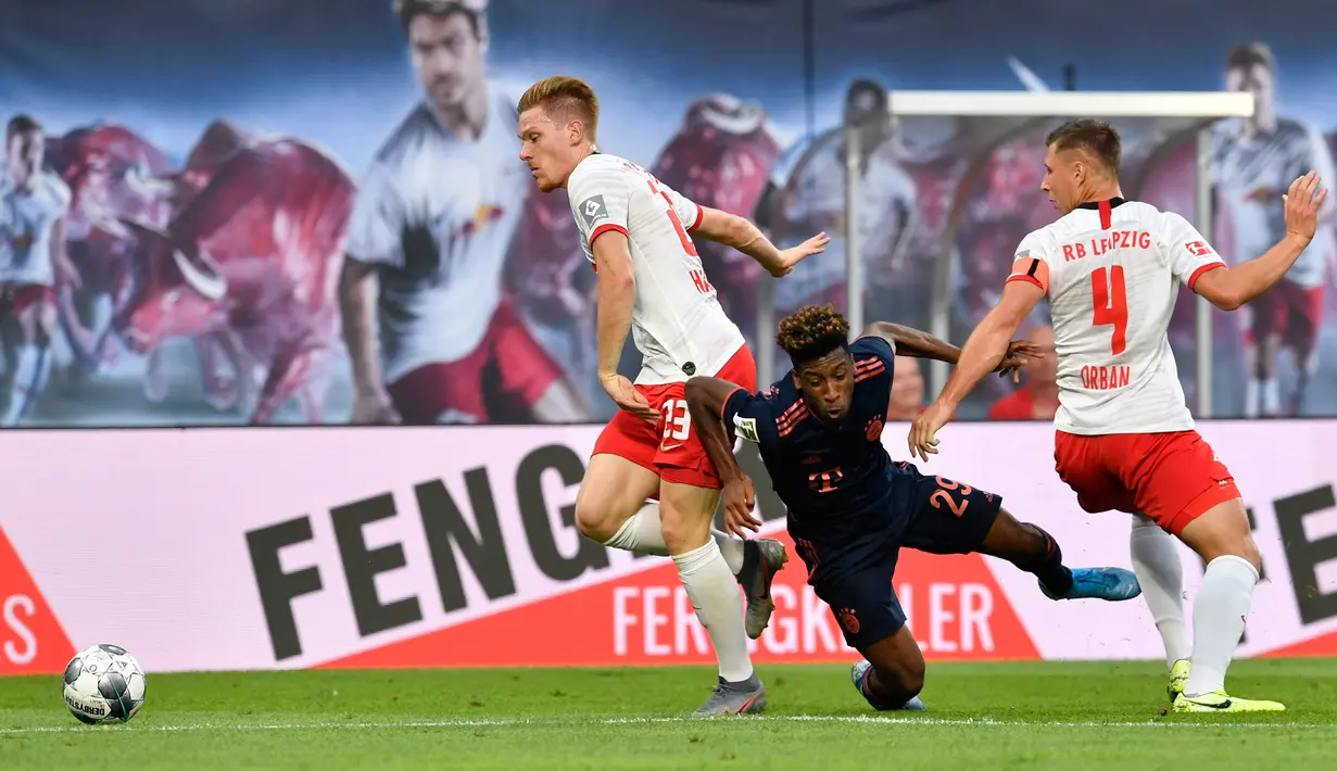 Gelandang Bayern Munchen, Kingsley Coman, dijatuhkan bek RB Leipzig, Marcel Halstenberg, pada laga Bundesliga 2019/20 di Leipzig, Sabtu (14/9). Kedua klub bermain imbang 1-1. (AFP/John Macdougall)