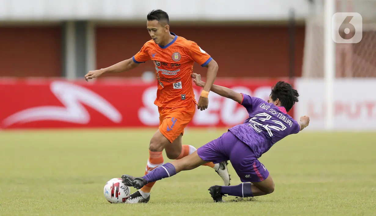 Pemain Persiraja Banda Aceh Asep Budi Santoso (kiri) berusaha melewati hadangan pemain Persita Tangerang Rifky Dwi Septiawan dalam pertandingan babak penyisihan Piala Menpora 2021 di Stadion Maguwoharjo, Sleman, Rabu (24/3/2021). Persiraja menang 3-1. (Bola.com/Arief Bagus)