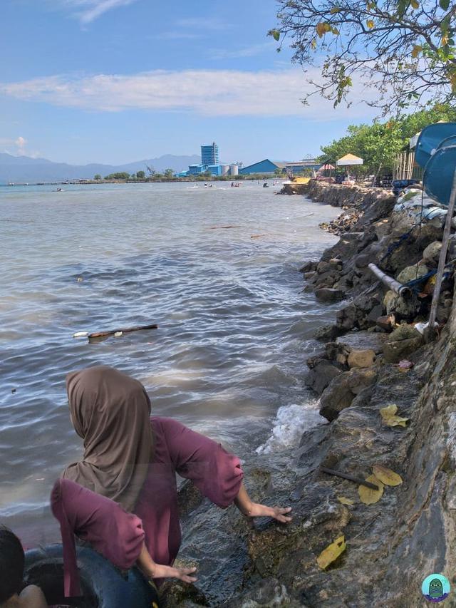 Wanita Ini Minta Foto Tangannya Diedit Pindah Depan, 8 Hasilnya Bikin Enggak Habis Pikir