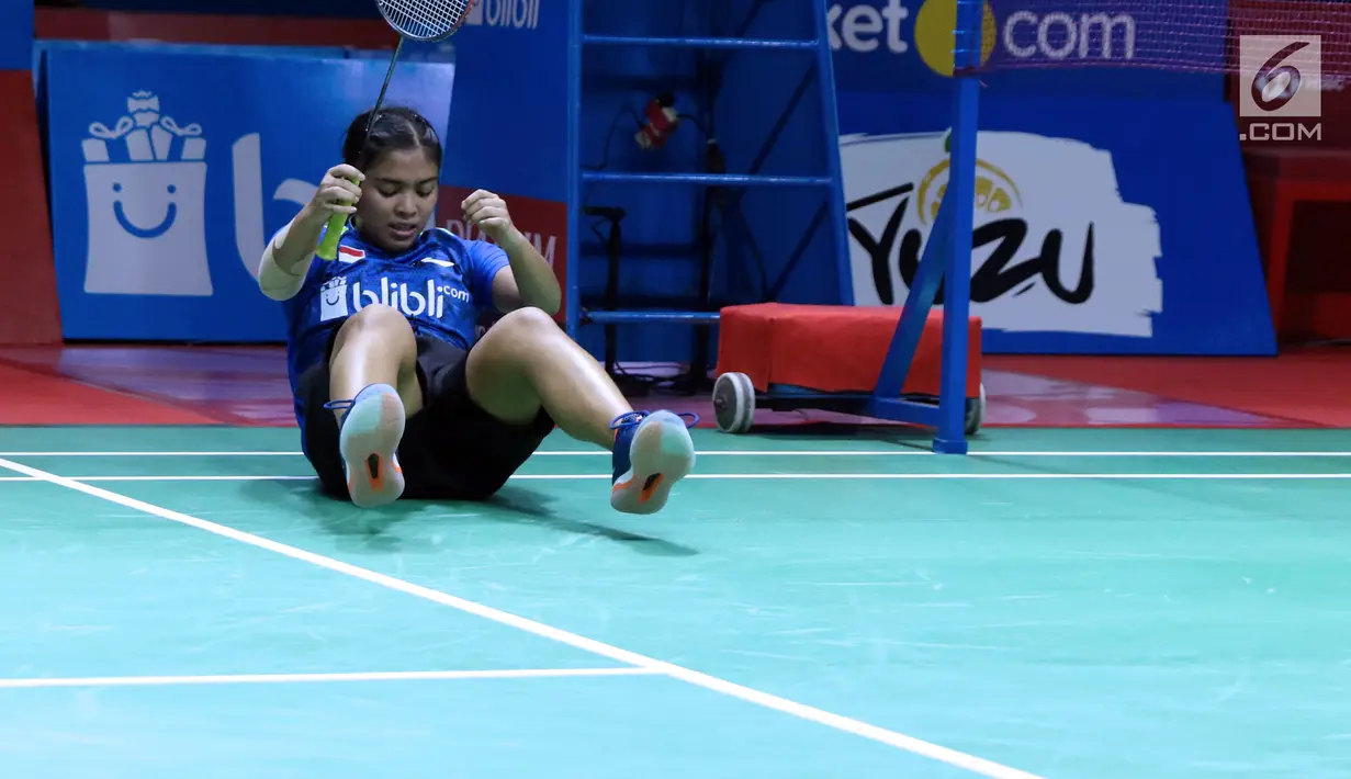 Tunggal putri Indonesia, Gregoria Mariska Tunjung terjatuh saat melawan pebulu tangkis Thailand, Ratchanok Intanon pada 16 besar Indonesia Open 2018 di Istora GBK, Jakarta, Kamis (5/7). Gregoria kalah 21-11, 17-21, 21-14. (Liputan6.com/Helmi Fithriansyah)