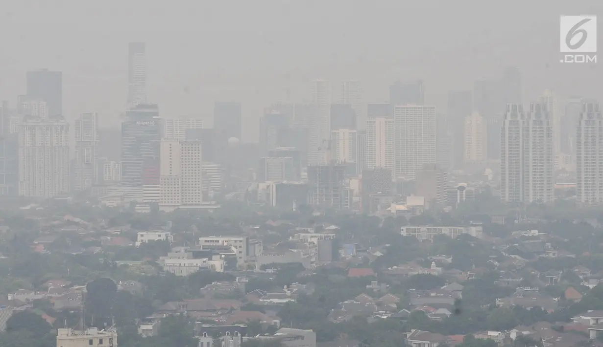 Suasana Ibu Kota yang diselimuti kabut di Jakarta, Selasa (10/7). Polusi di Jakarta menurut BreezoMeter bersumber dari asap kendaraan bermotor, pembakaran lahan, kegiatan memasak, aktivitas pabrik, dan asap rokok. (Merdeka.com/Iqbal S. Nugroho)