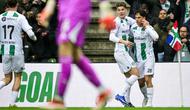 Penyerang Groningen, Thom van Berger, merayakan golnya bersama rekan-rekan setimnya, usai membobol gawang Ajax yang dikawal Maarten Paes, dalam lanjutan Eredivisie di Euroborg Stadium, Groningen, Sabtu (7/3/2026). (Olaf Kraak / ANP / AFP)