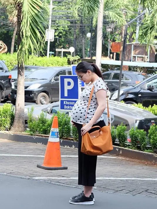 "Hari ini ke rs tempat dedek lahir bentar lg, buat liat kamar dan daftarin nama biar gak kehabisan kamarnya sekalian masukin data2 yg diperluin dan ngecek harga pastinya buat laporan ke si ayah @irfan_ratinggang...." tulisnya. (dok. Instagram)