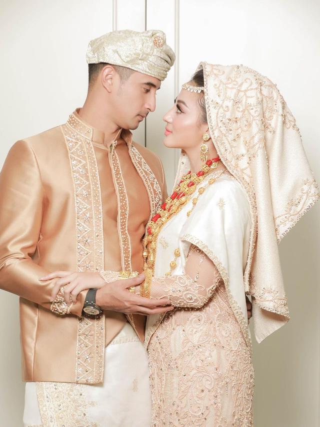 7 Potret Prewedding Ali Syakieb dan Margin Wieheerm, Serasi Pakai Busana Adat