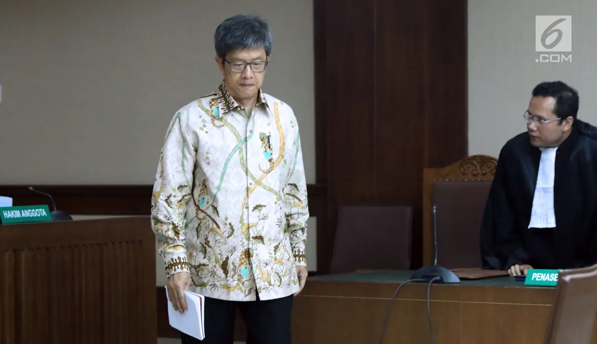 Mantan Dirut PT Quadra Solutions, Anang Sugiana Sudihardjo bersiap meninggalkan ruangan usai menjalani sidang pembacaan tuntutan di Pengadlian Tipikor, Jakarta, Kamis (28/6). Anang dituntut hukuman tujuh tahun penjara. (Liputan6.com/Helmi Fithriansyah)