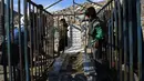 Bocah penjual air, Afghan Zilgai (9), menyiram salah satu makam kerabat dari seorang peziarah di pemakaman Kart-e-Sakhi, Kabul, 20 Februari 2016. Afghan setiap hari menjual air kepada para peziarah dengan penghasilan 1,5 USD/hari. (AFP PHOTO/Wakil KOHSAR)
