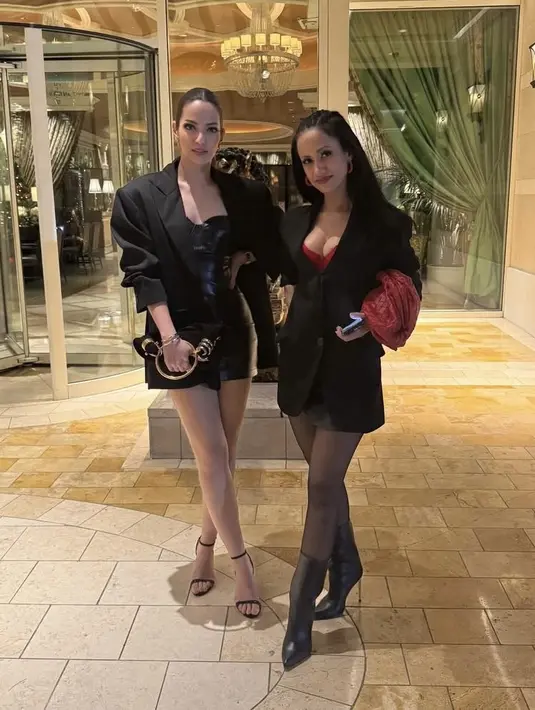Nia tampil dengan jumpsuit strapless leather dipadukan oversize blazer hitam. Dipadukan heels strap hitam. [@ramadhaniabakrie]