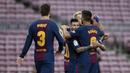 Para pemain Barcelona merayakan gol yang dicetak Lionel Messi ke gawang Las Palmas pada laga La Liga Spanyol di Stadion Camp Nou, Katalonia, Minggu (1/10/2017). Barcelona menang 3-0 atas Las Palmas. (AP/Manu Fernandez)