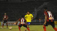 Duel Persegres vs Persipura di Stadion Tri Dharma, Gresik, Senin (14/8/2017). (Bola.com/Fahrizal Arnas)