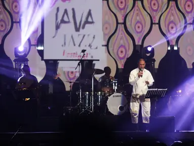 Penyanyi Marcell saat melantunkan tembang milik King of Pop dalam Tribute to Michael Jackson di Main Stage Java Jazz Festival 2015, JIExpo, Jakarta, Jumat (6/3).(Liputan6.com/Faizal Fanani) 