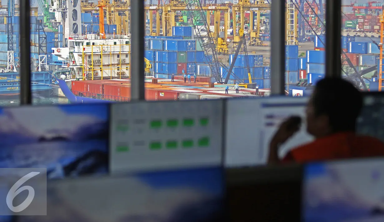 Petugas beraktivitas di ruang planning control Pelabuhan Tanjung Priok, Jakarta (22/11). Pelindo II akan melakukan modernisasi di lingkungan pelabuhan, mulai infrastruktur, sistem kerja, SDM yang mendapat sentuhan modern. (Liputan6.com/Immanuel Antonius)