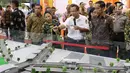 Presiden Joko Widodo menyimak penjelasan saat mengunjungi stand pameran Indonesia Business and Development Expo (IBD Expo) di JCC, Jakarta, Rabu (20/9). IBD Expo diselenggarakan mulai 20 hingga 23 September mendatang. (Liputan6.com/Angga Yuniar) 