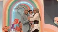 Sempat berkonflik, intip gaya kompak Putri Delina dan Nathalie Holshcer di acara ulang tahun Adzam. @putridelina.