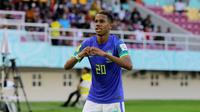 Selebrasi pemain Timnas Brasil U-17, Estevao setelah mencetak gol kedua ke gawang Ekuador U-17 dalam pertandingan babak 16 Besar Piala Dunia U-17 di Stadion Manahan, Solo, Senin (20/11/2023). (Bola.com/Arief Bagus)