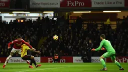 Striker Watford Andre Grey berebut bola dengan bek Manchester United, Marcos Rojo pada laga pekan ke-14 Premier League 2017-2018 di Vicarage Arena, Selasa (28/11). MU sukses mempermalukan Watford dengan skor 4-2. (Glyn KIRK / AFP)