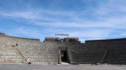 Orang-orang mengunjungi Taman Arkeologi Ostia Antica di Roma, Italia, 19 Agustus 2020. Ostia Antica merupakan situs arkeologi besar dari abad ke-4 SM yang berada dekat kota modern Ostia. (Xinhua/Cheng Tingting)