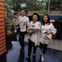 Ibas Yudhoyono menjemput anak dan istrinya pulang dari rumah sakit. (Instagram @ibasyudhoyono)