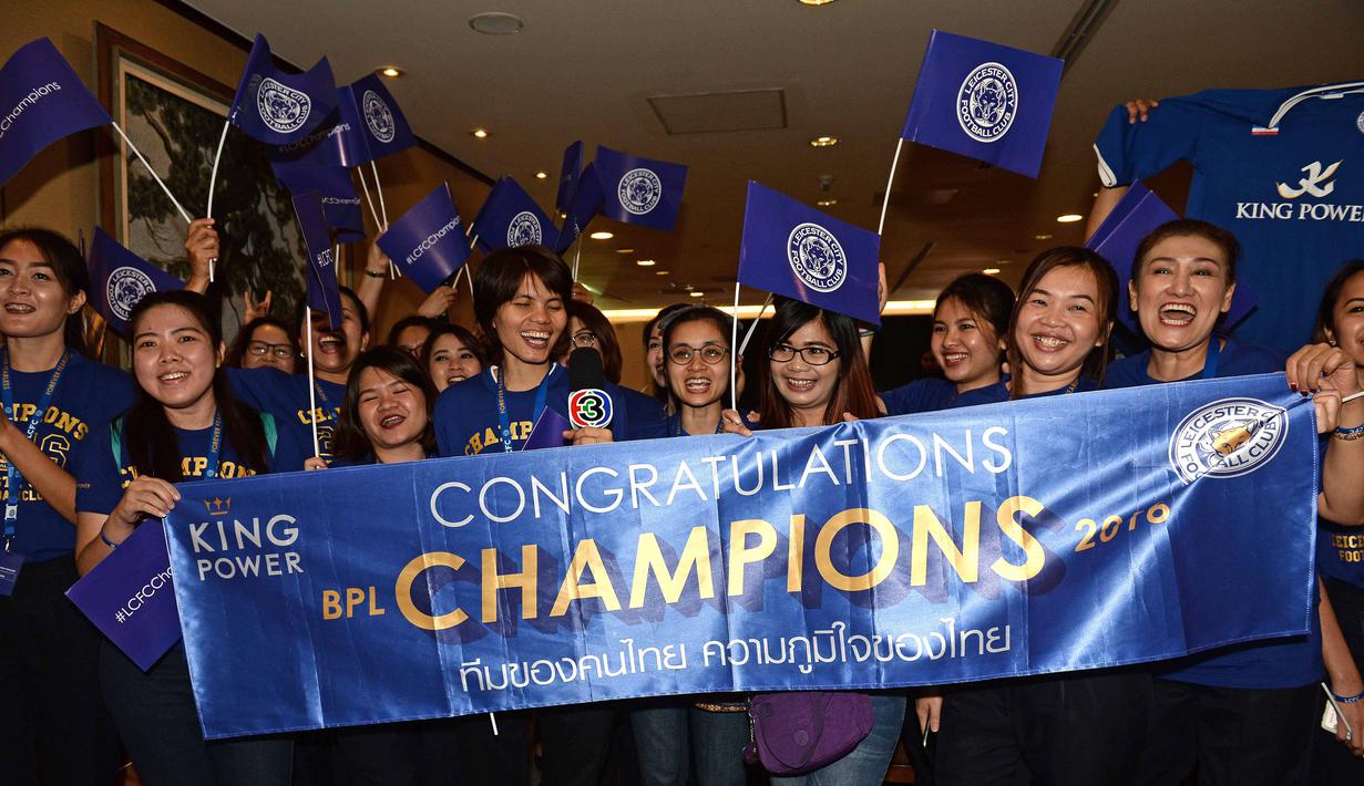 Fans Leicester City menyambut para pemain dengan spanduk Champions saat tiba di Bandara International Suvarnabhumi, Bangkok, Thailand, (18/5/2016). (AFP/Lillian Suwanrumpha)
