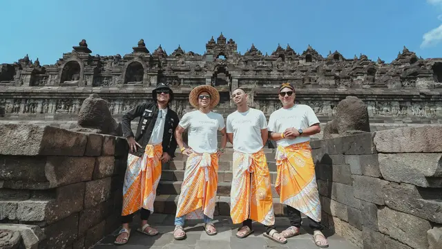 7 Potret Raffi Ahmad Bareng Geng The Dudas Minus One Liburan di Borobudur, Seru Naik Moge