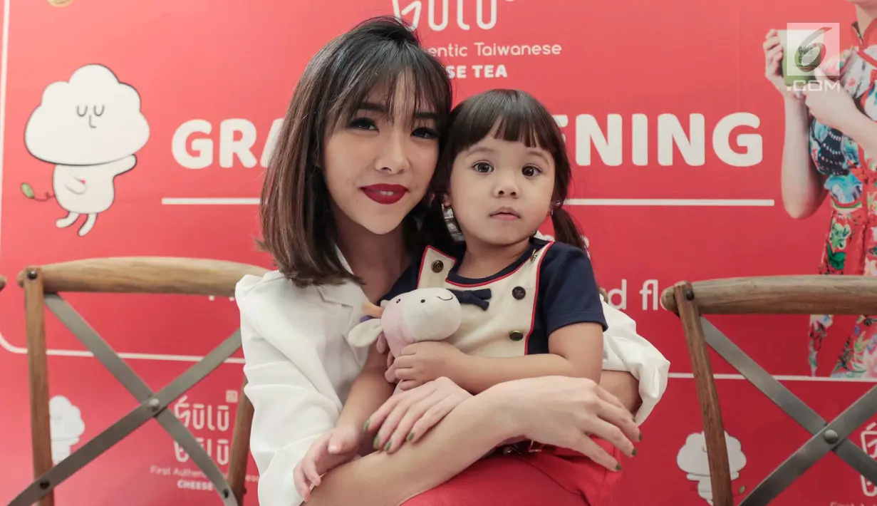 Selebritas Gisella Anastasia berpose bersama sang anak Gempita Nora Marten saat menghadiri pembukaan stan produk minuman di Jakarta, Jumat (23/3). Gisel mengaku bahwa Gempi menyaingi ketenarannya sebagai pesohor hiburan. (Liputan6.com/Faizal Fanani)