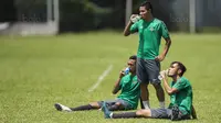 Gelandang Timnas Indonesia, Evan Dimas, melepas dahaga usai latihan di Padang Kelab Aman, Kuala Lumpur, Rabu (16/8/2017). Indonesia akan menghadapi Filipina pada laga kedua Grup B SEA Games 2017. (Bola.com/Vitalis Yogi Trisna)