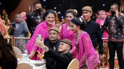 Di sela-sela acara, Kaesang terlihat mengajak foto bersama kakak-kakaknya. Sang istri, Erina Gudono pun sudah tampak begitu akrab dengan kakak-kakak iparnya. Mereka terlihat begitu ceria saat berkumpul bersama. (Liputan6.com/IG/@kaesangp)