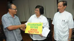 Indonesia Corruption Watch (ICW) menemui Menteri Lingkungan Hidup dan Kehutanan Siti Nurbaya, Jakarta, Jumat (5/12/2014). (Liputan6.com/Herman Zakharia)