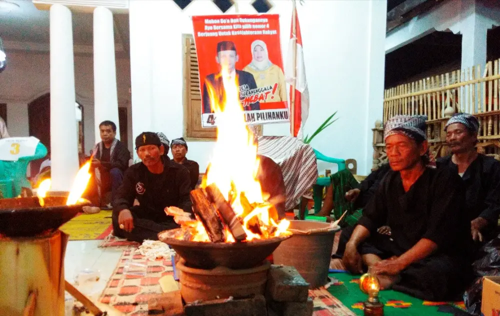 Para dukun menggelar ritual Damar dengan mengusung calon masing-masing. Foto: (Panji/Liputan6.com)