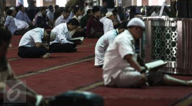 Warga bertadarus pada hari pertama bulan Ramadan 1437 H di Masjid Istiqlal, Jakarta, Senin (6/6). Bulan Ramadan, umat muslim memanfaatkan waktu memperbanyak ibadah dengan membaca Al-Quran (tadarus) dan melaksanakan salat sunah (Liputan6.com/Faizal Fanani)