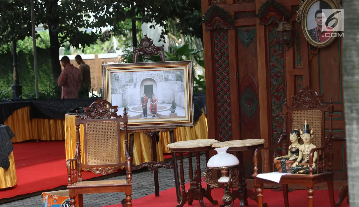 Pigura foto pasangan Kahiyang Ayu dan Bobby Nasution terlihat saat persiapan pernikahan di Graha Saba, Solo, Senin (6/11). Pernikahan anak presiden tersebut akan berlangsung pada Rabu (8/11) esok. (Liputan6.com/Angga Yuniar)