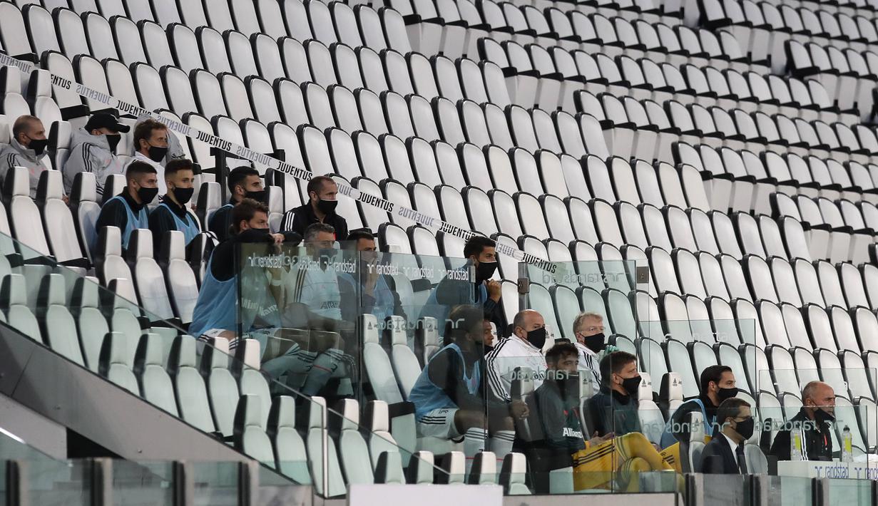 Pemain cadangan dan staf pelatih Juventus duduk di kursi sebelum menghadapi AC Milan pada leg kedua Coppa Italia di Allianz Stadium, Turin, Italia, Jumat (12/6/2020). Juventus sukses melaju ke final Coppa Italia setelah bermain 0-0. (AP Photo/Luca Bruno)