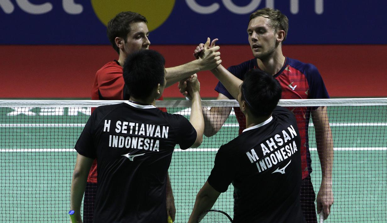 Ganda putra Indonesia, Mohammad Ahsan/Hendra Setiawan, menyalami ganda Jerman, Mark Lamsfuss/Marvin Seidel, pada Blibli Indonesia Open 2019 di Istora Senayan, Jakarta, Rabu (17/7). Ahsan/Hendra menang 21-16, 21-17. (Bola.com/Yoppy Renato)