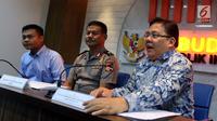 Anggota Ombudsman Adrianus Meliala (kanan) bersama Irwasum Polri Bambang Suhariono (tengah) saat memaparkan hasil kajian terkait perizinan senjata api di Ombudsman RI, Jakarta, Selasa (22/1). (Liputan6.com/JohanTallo)