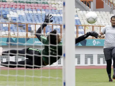 Pelatih kiper Timnas Indonesia, Kurnia Sandy, saat sesi latihan di Stadion Wibawa Mukti, Jawa Barat, Minggu (4/11). Latihan ini merupakan persiapan jelang Piala AFF 2018. (Bola.com/M Iqbal Ichsan)