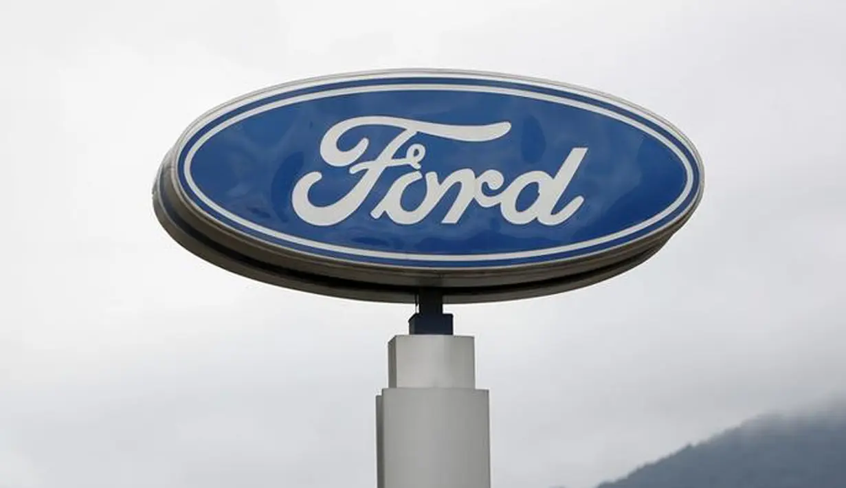 Logo perusahaan Ford terlihat di Caracas, 27 Maret 2015. Ford akan menutup semua operasional mereka di Jepang dan Indonesia tahun ini karena tidak ada profitabilitas yang didapat dari kedua negara. (REUTERS / Carlos Garcia Rawlins)