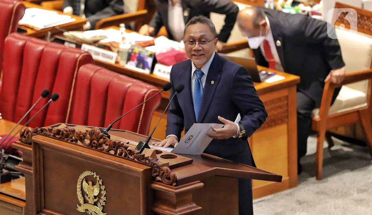 Menteri Perdagangan Zulkifli Hasan membacakan laporan pemerintah terkait persetujuan kemitraan ekonomi komprehensif regional saat rapat paripurna DPR ke-3 masa persidangan I tahun 2022-2023 di Kompleks Parlemen, Senayan, Jakarta, Selasa (30/8/2022). Rapat tersebut beragenda pengambilan keputusan RUU tentang Pengesahan Regional Comprehensive Economic Partnership Agreement (Persetujuan Kemitraan Ekonomi Komprehensif Regional) serta pengambilan keputusan RUU tentang Pegesahan Perjanjian Kemitraan Ekonomi Komprehensif antara Pemerintah Indonesia dengan Pemerintah Korea. (Liputan6.com/Angga Yuniar)