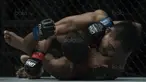 Petarung Indonesia, Stefer Rahardian, mengunci petarung Pakistan, Muhammad Imran, saat laga One Championship di JCC Senayan, Jakarta, Sabtu (20/1/2018). Stefar berhasil mengalahkan Imran. (Bola.com/Vitalis Yogi Trisna)